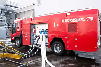 可搬型送水ポンプ車へのホース接続の模様