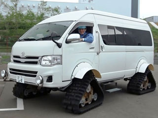 クローラー車に試乗するケント・ギルバートさん