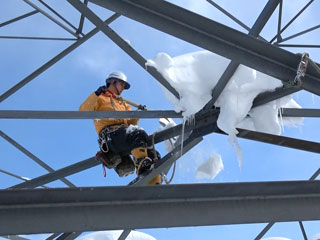 送電鉄塔の冠雪落とし