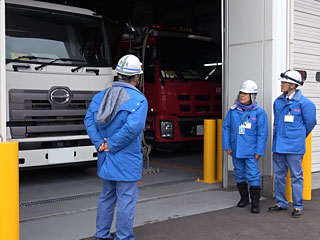 倉庫・車庫の状況を確認する神津さん［右から2人目］