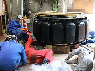 ローターの重量バランスを確認（水車発電機分解組立技術研修）