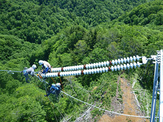 架空送電線　電線つなぎ込み作業の様子