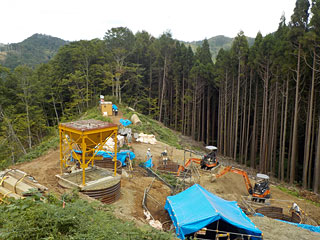 架空送電線　基礎工事（コンクリート打設）の様子