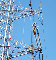 架空送電線　架線作業の様子