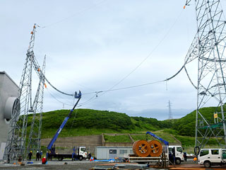 竜飛ケーブルヘッド　架空送電線工事の様子